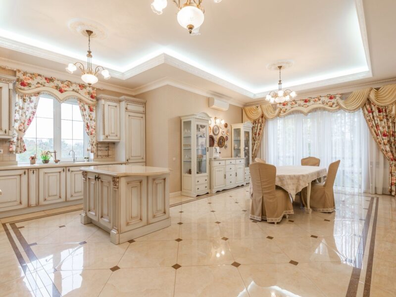 Светлая классика с островом